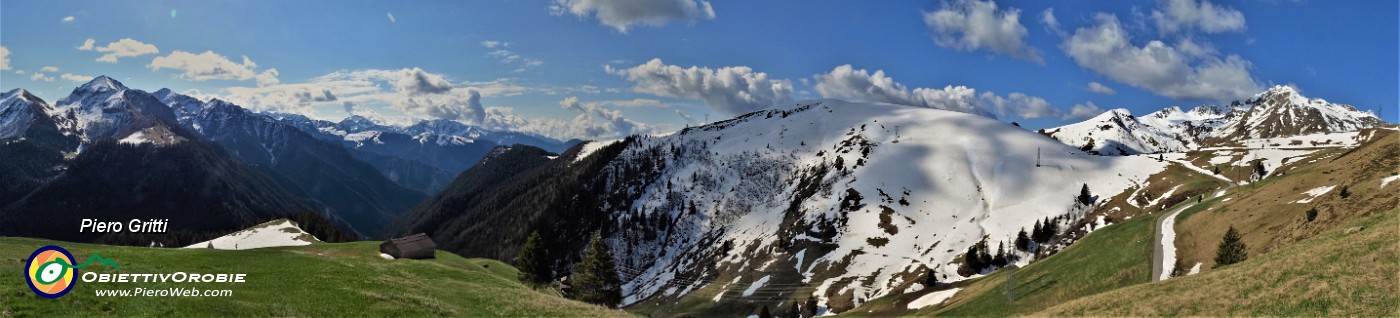 21 Bella vista panoramica su monti e valli da un dosso panoramico sul percorso di salita a Ca' San Marco.jpg